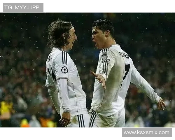 足球明星与C罗的巅峰对决谁更胜一筹引发球迷热议